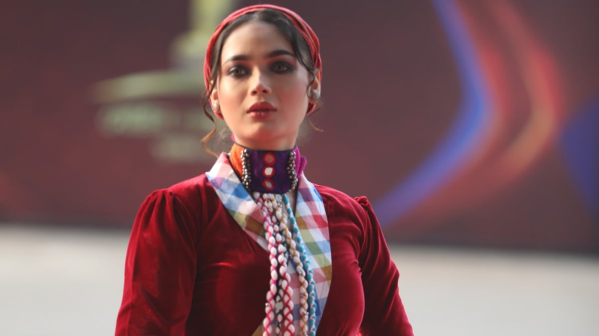 গামছার পোশাকে রেড কার্পেট মাতালেন সিফাত নুসরাত