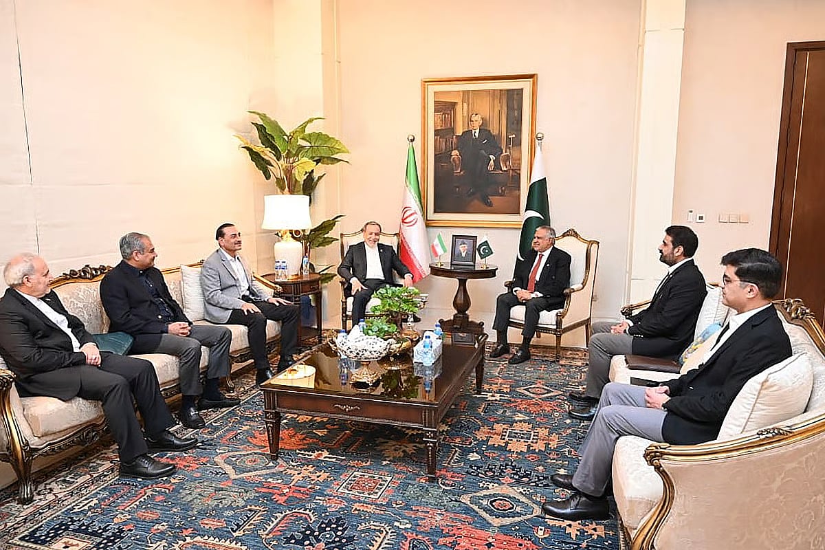 যুদ্ধ থেকে ‘সম্মানজনক’ প্রস্থানের পথ খুঁজছে যুক্তরাষ্ট্র: ইরান