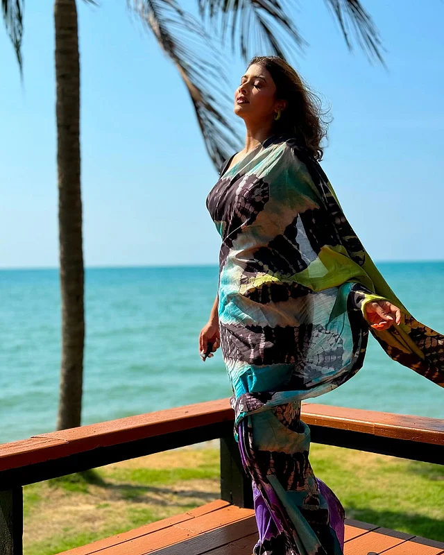 শাড়ির লুকেও ভ্যাকেশনের ছবি শেয়ার করেছেন তিনি 