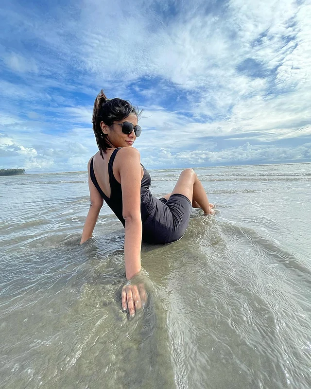 কালো মনোকিনিতে দেখা যাচ্ছে তাঁকে 