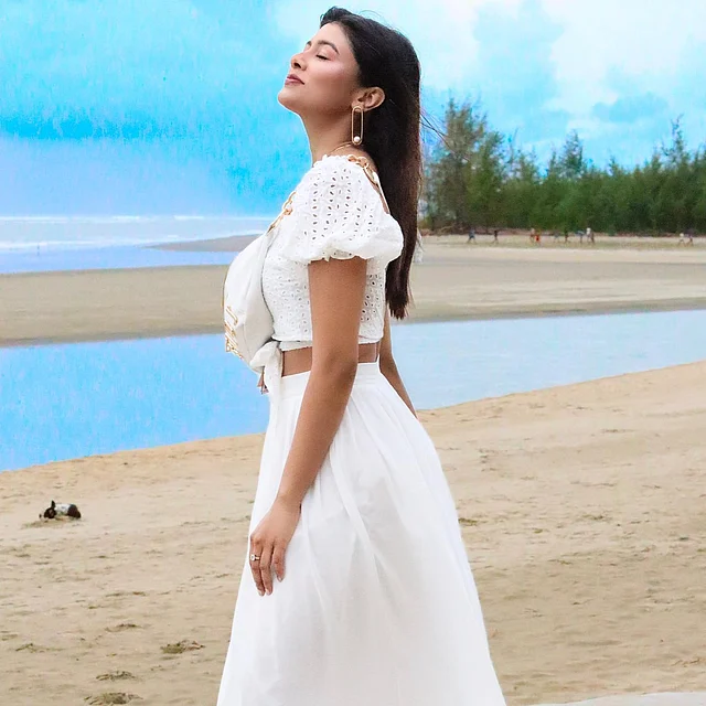 এখানে স্কার্ট আর নিটেড টপ দুটোই সাদা 