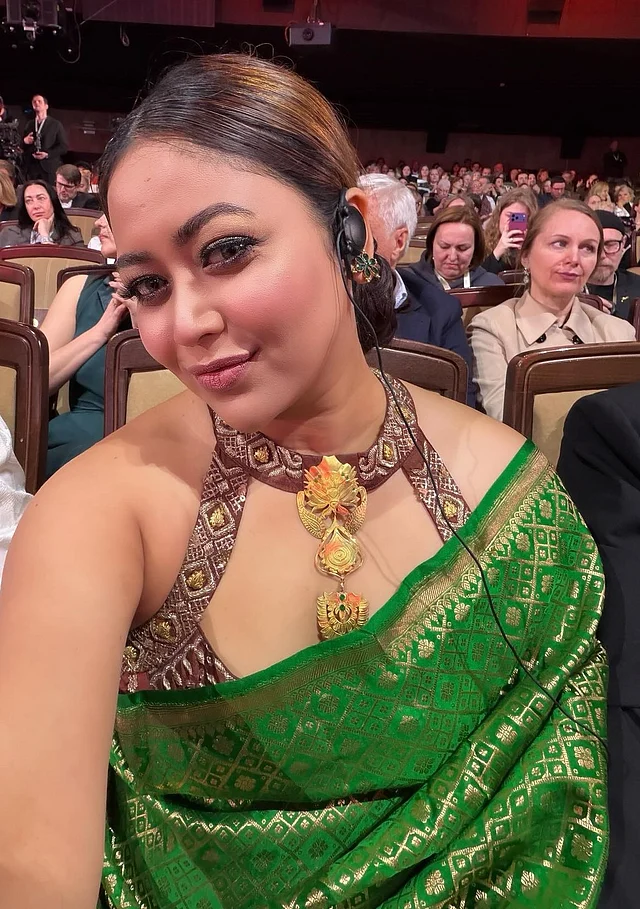 পরিপাটি খোঁপা আর সফট গ্ল্যাম মেকওভারের সঙ্গে  প্রচ্ছন্ন গৌরবময় হাসিতে মোহনীয় ভাবনা