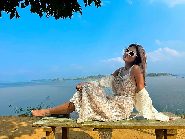 নেটের সাদা ড্রেস ও ম্যাচিং শার্টে টয়া 