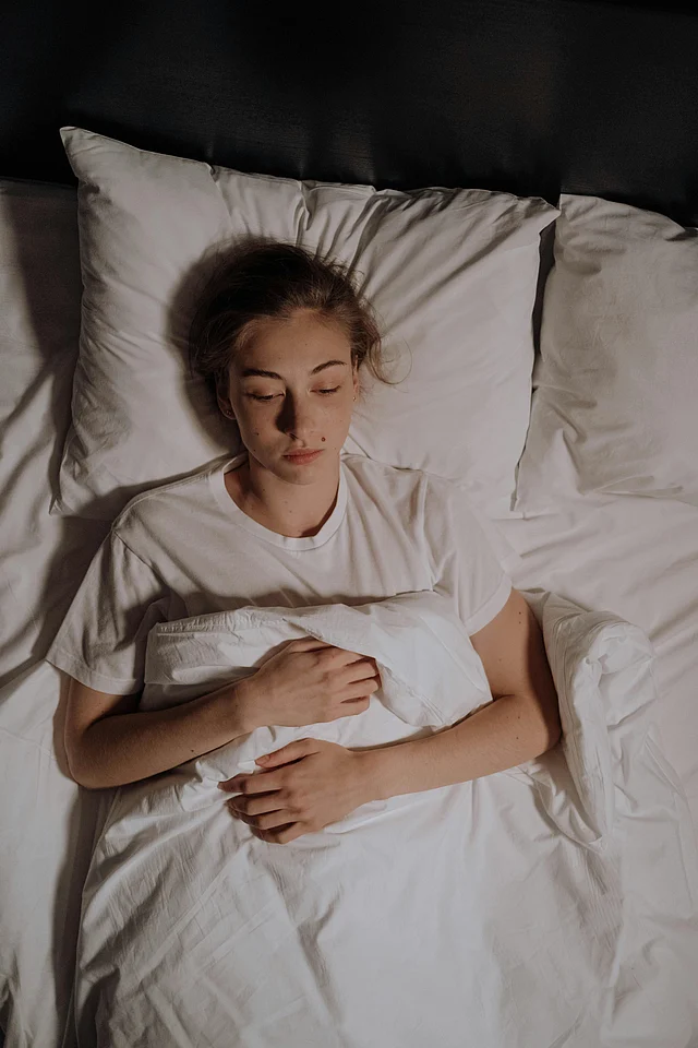 চিৎ হয়ে শুলে লালা গলার পেছনের দিকে যায় এবং গিলে ফেলা সহজ হয় 