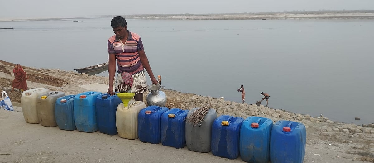 পাবনায় নদীর পানি বিক্রি করে চলছে সংসার