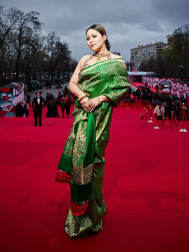 শেষ প্রান্তের একটুখানি লাল যে পতাকাপ্রাণিত সেকথা বলে দিতে হয়না