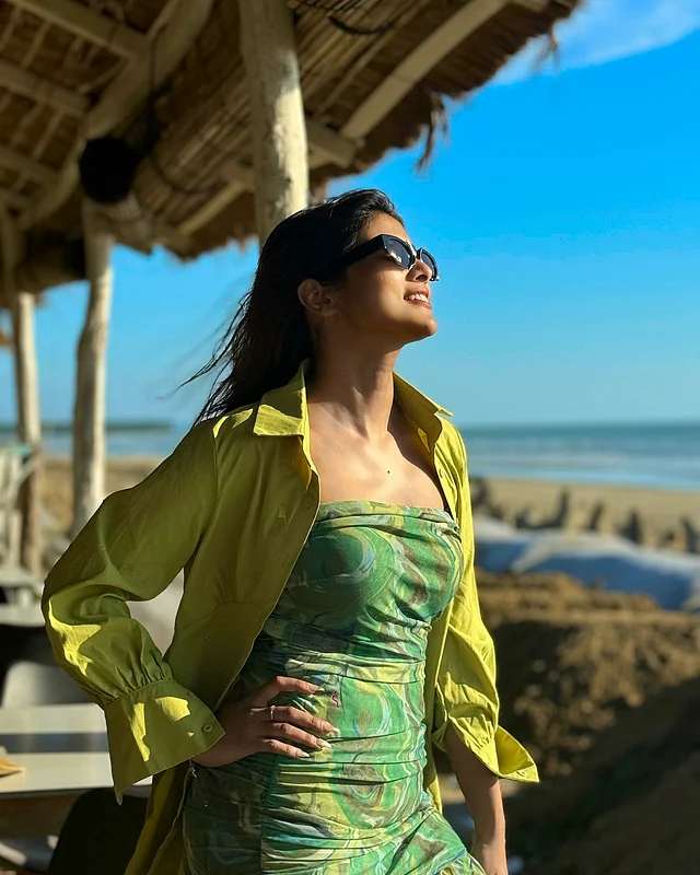 সবুজ প্রিন্টের স্ট্র্যাপলেস ড্রেসের সঙ্গে টয়া লেয়ারিং করেছেন লেবু সবুজ শার্টে 