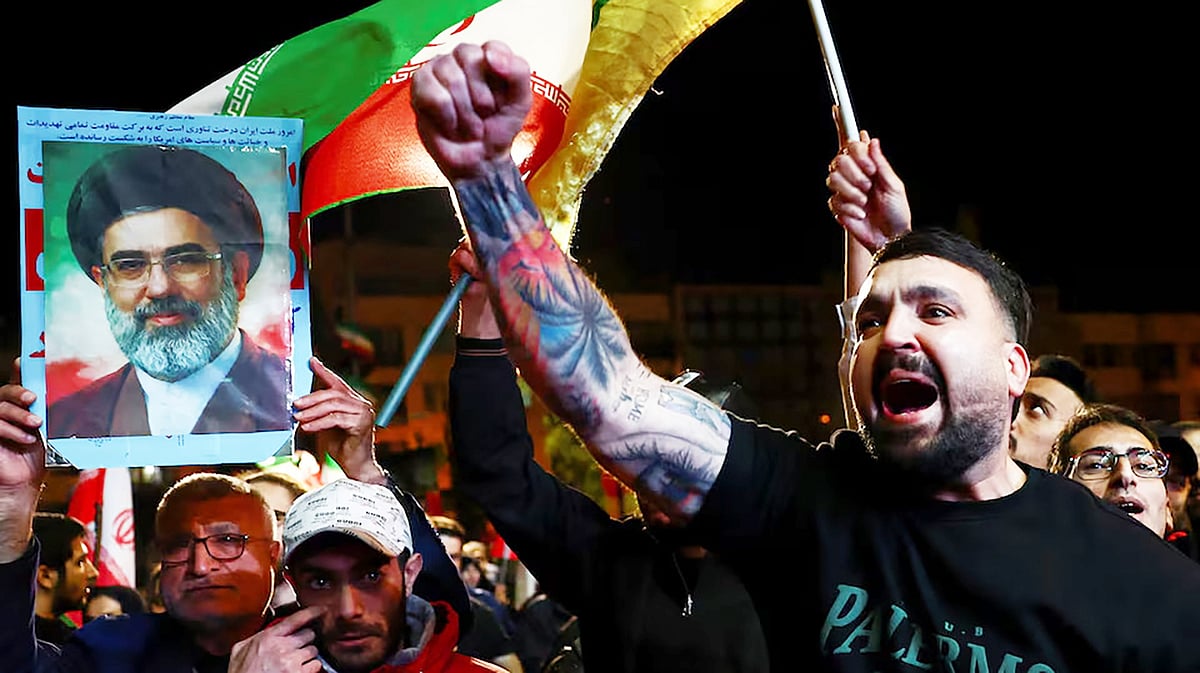 ট্রাম্প কেন মুক্তিকামী ইরানিদের সঙ্গে প্রতারণা করলেন