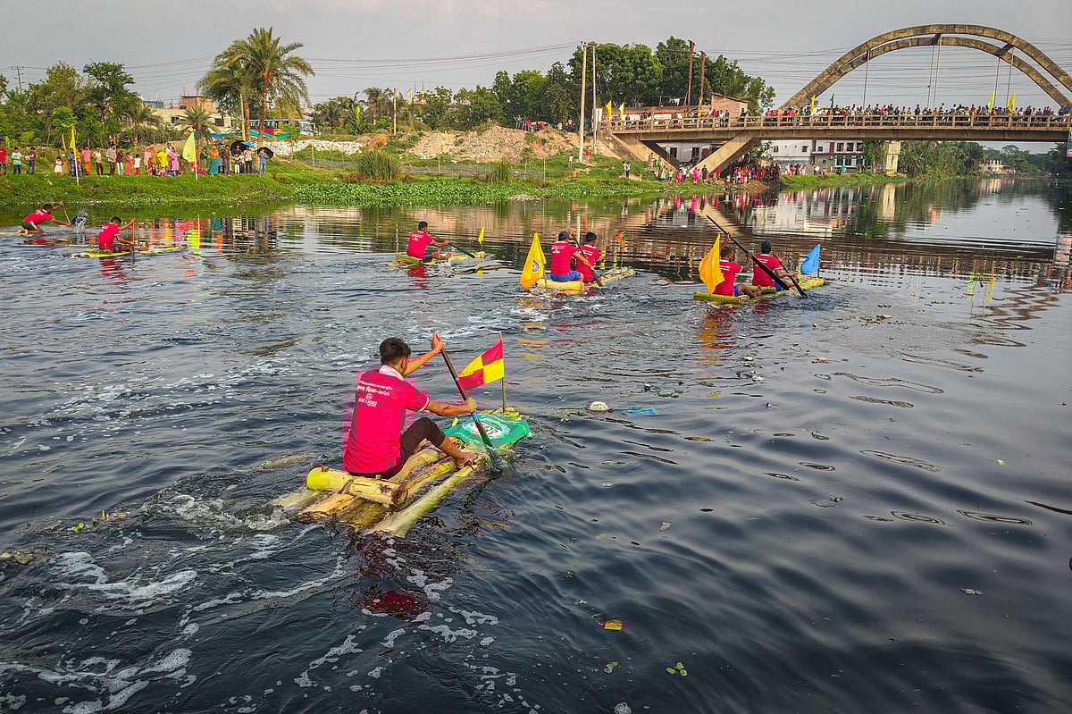 ময়ূর নদে ভেলা বাইচ