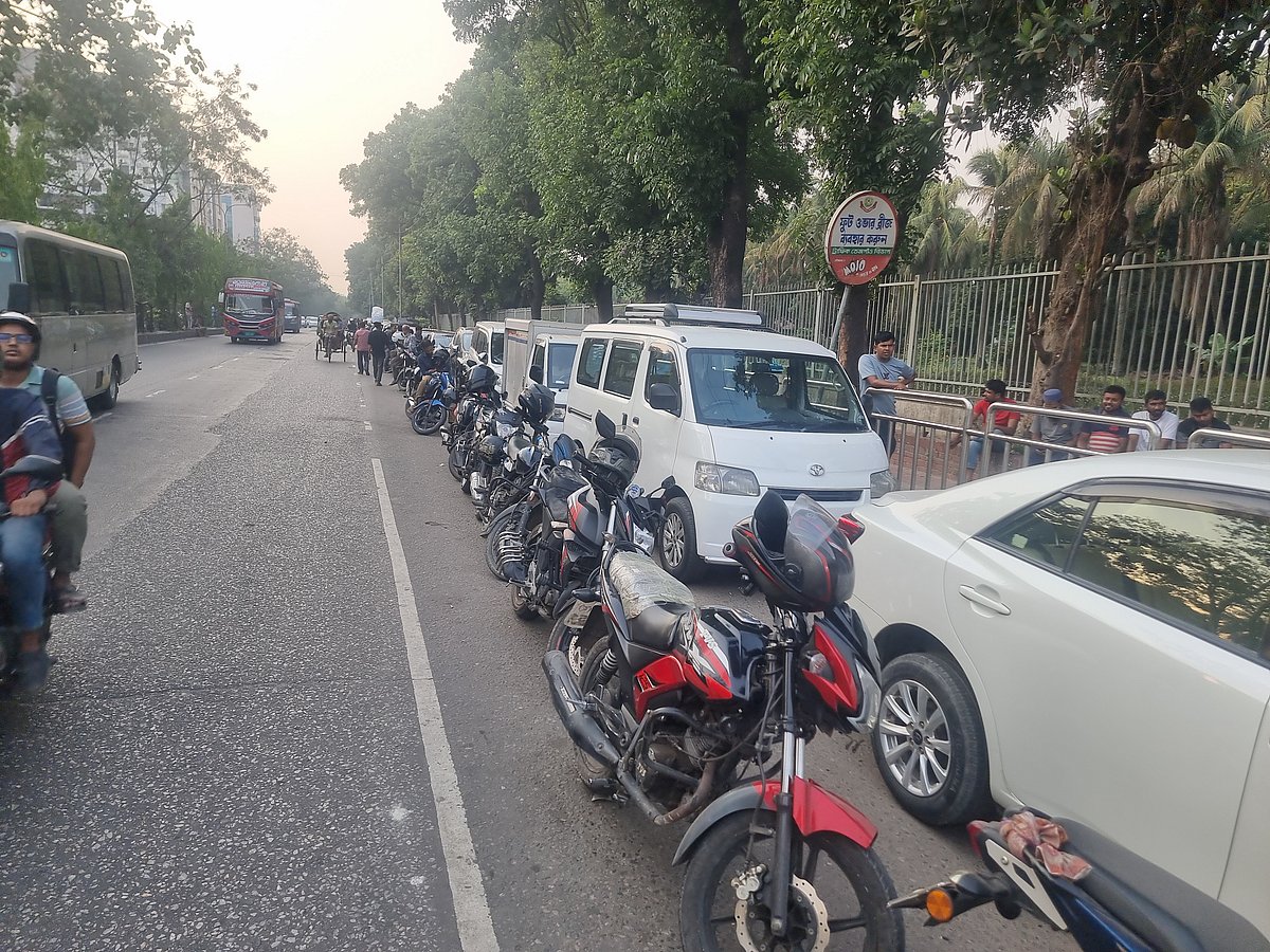 ‘তেল নিতে সময় কিছুটা কমলেও এখনো যে সময় লাগে, সেটি ভোগান্তির’