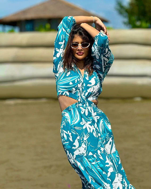 এই নীল-সাদা ড্রেসে দেখা যাচ্ছে কাট আউট ডিজাইন