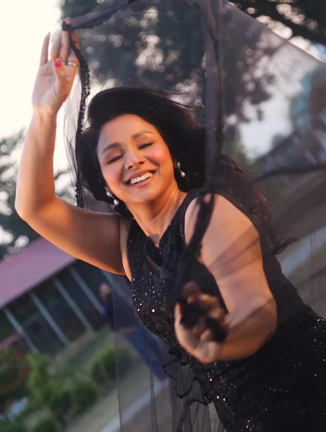 সঙ্গে আছে একই রঙের ভেইল 