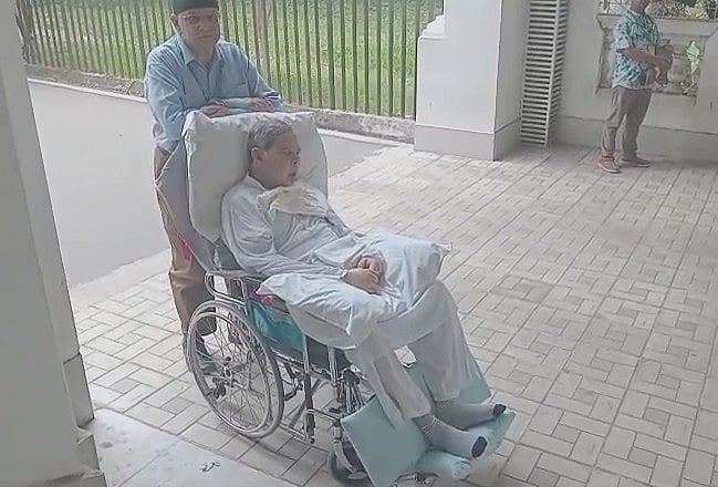 হুইলচেয়ারে করে দীপু মনিকে দেখতে এলেন স্বামী