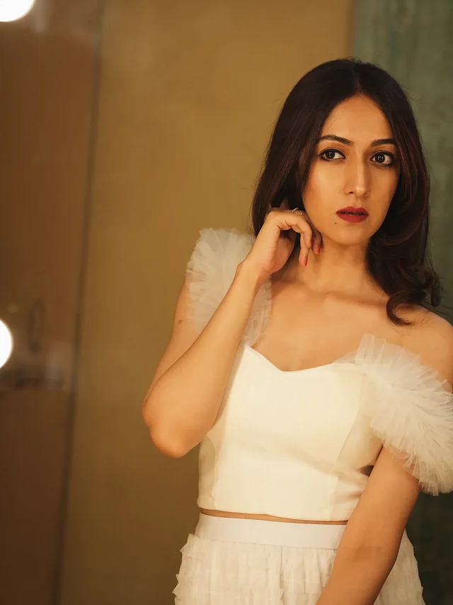  স্ট্রেট হেয়ারস্টাইল আর রেড লিপ মেকআপের কম্বিনেশনে অমৃতাকে লাগছে একেবারেই আলাদা