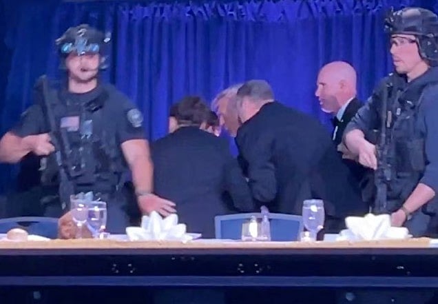 সাংবাদিকদের সঙ্গে নৈশভোজের সময় বিকট শব্দ, সরিয়ে নেওয়া হলো ট্রাম্পকে