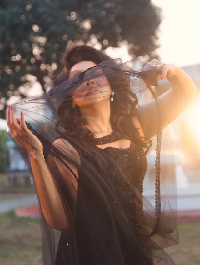 আর এতেই ড্রামা যোগ হয়েছে পুরো লুকে 