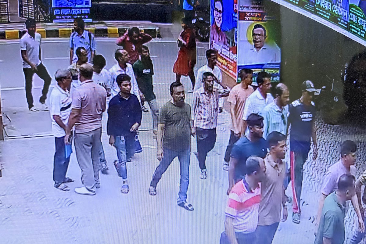 খুলনা প্রেসক্লাবে ঢুকে সাংবাদিকদের লাঞ্ছনা, সড়ক অবরোধ করে বিক্ষোভ