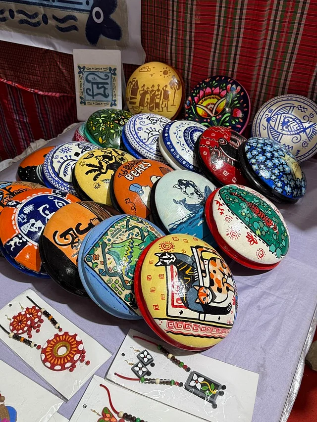 রঙিন সব পপ আর্ট করা লক্ষী সরা নজর কেড়েছে 