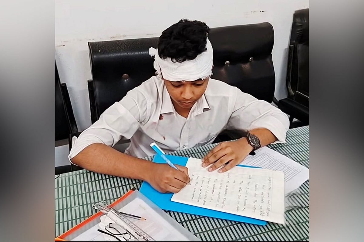 পাখা খুলে পড়ল এসএসসি পরীক্ষার্থীর ওপর, ব্যান্ডেজ মাথায় শেষ করল পরীক্ষা