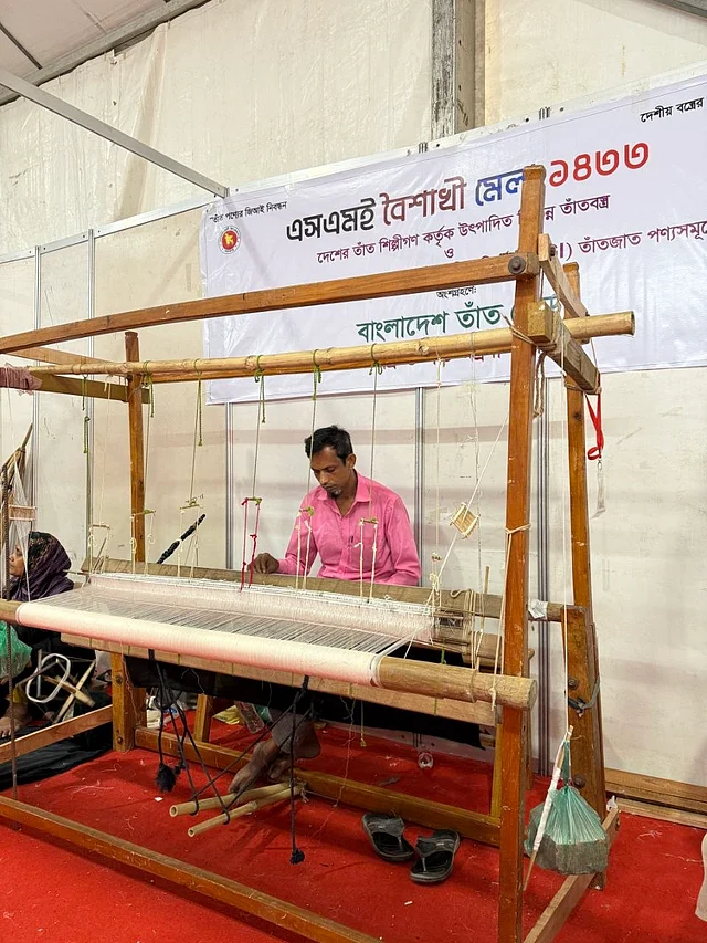 কেনাকাটার পাশাপাশি বাংলাদেশ  তাঁত বোর্ডের আয়োজনে তাঁতে কাপড় বোনা দেখতে ভীড় করেছেন সবাই 