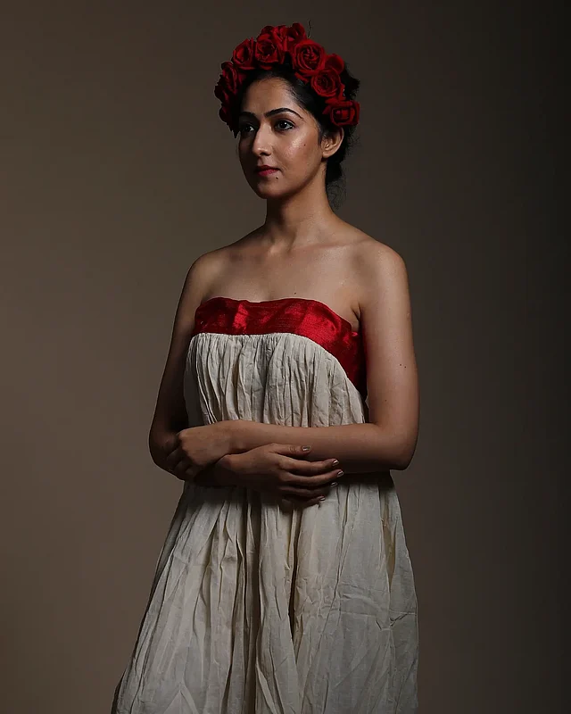 লাল-সাদার চিরন্তন সাজে ধরা পরেছেন তিনি। তবে ফিউশন আমেজে। লাল পাড়ের সাদা স্ট্রেপলেস ড্রেসের সঙ্গে মাথায় শোভা পাচ্ছে গোলাপ ফুলের হেডপিস