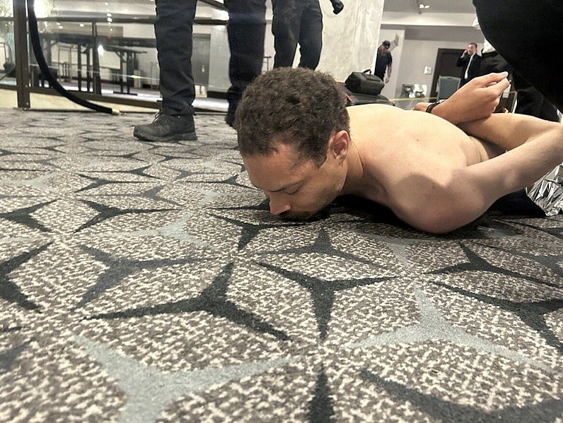 ওয়াশিংটনে নৈশভোজে গুলির ঘটনায় আটক ব্যক্তি ‘মাসের সেরা শিক্ষক’ হয়েছিলেন