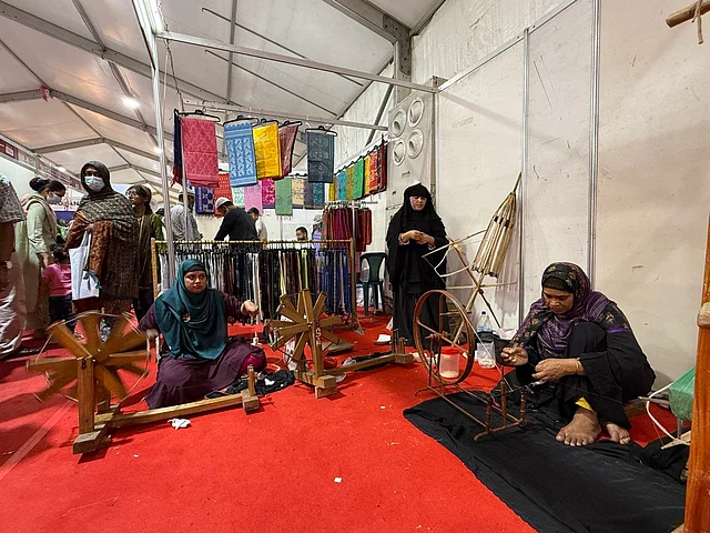 হাতে কলমে তাঁতে কাপড় বোনার বিভিন্ন পর্যায় দেখতে  উৎসাহী হন সবাই 