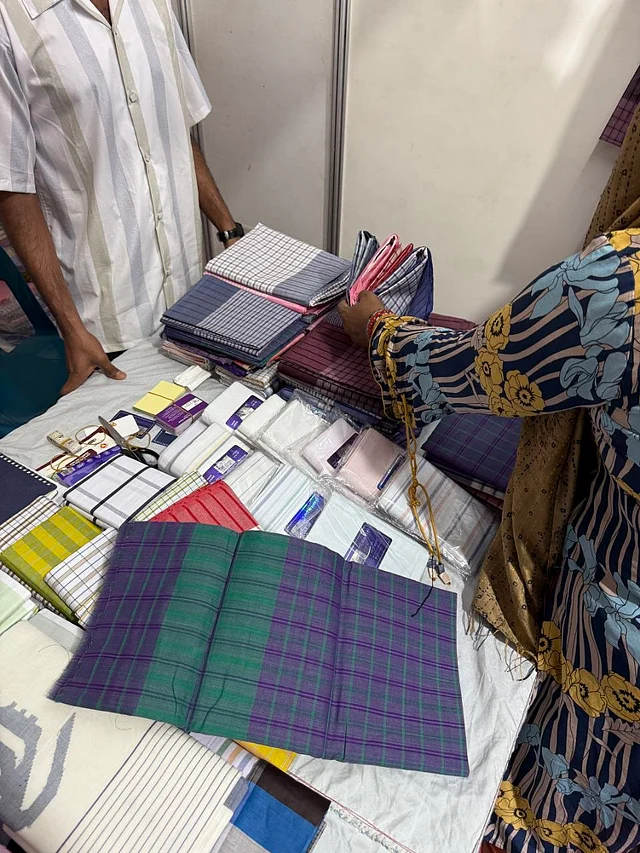 লুঙ্গি দেখা গেল এই স্টলে 