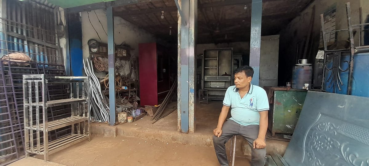 ‘বিদ্যুৎ নাই, লোকসান টানতে টানতে অবস্থা কাহিল’