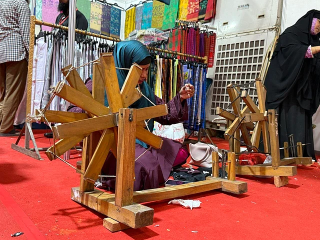 সুতা কাটাও দেখানো হয় এখানে 