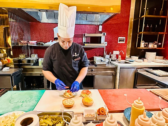 প্রতিটি বার্গারে ব্যবহার করা হয়েছে ভিন্ন টপিং ও সস, যাতে প্রতিটি আইটেমে আলাদা স্বাদ পাওয়া যায়