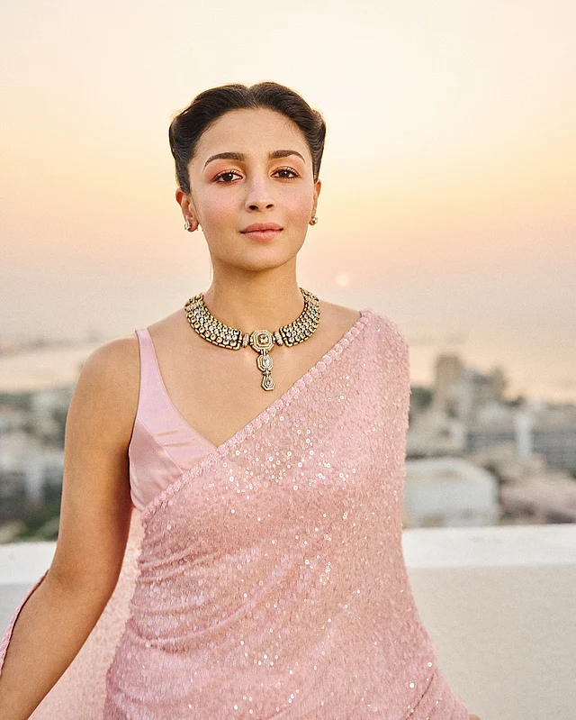 ডিজাইনার সব্যসাচী মুখার্জির প্যাস্টেল পিঙ্ক শাড়িতে আলিয়া ভাট ধরা দিয়েছেন একেবারে স্বপ্নিল লুকে। 