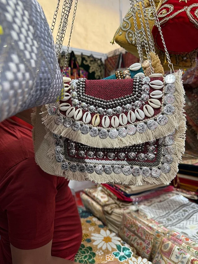 কড়ির নকশায় ব্যাগ 