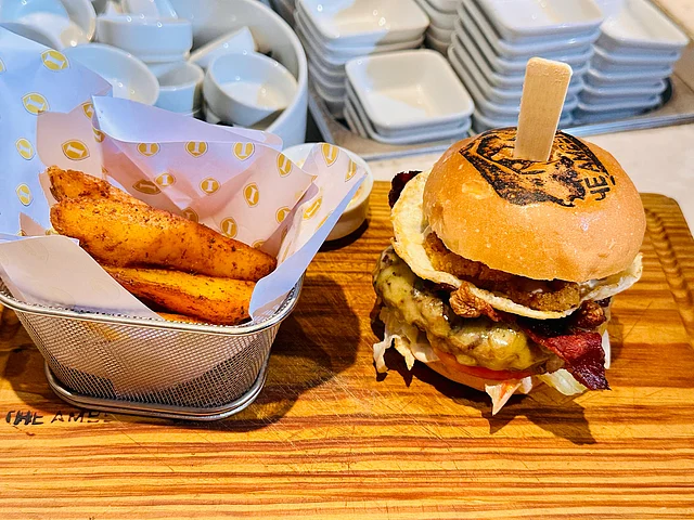 ট্রাফল তেল দিয়ে কাউবয় বিফ বার্গার