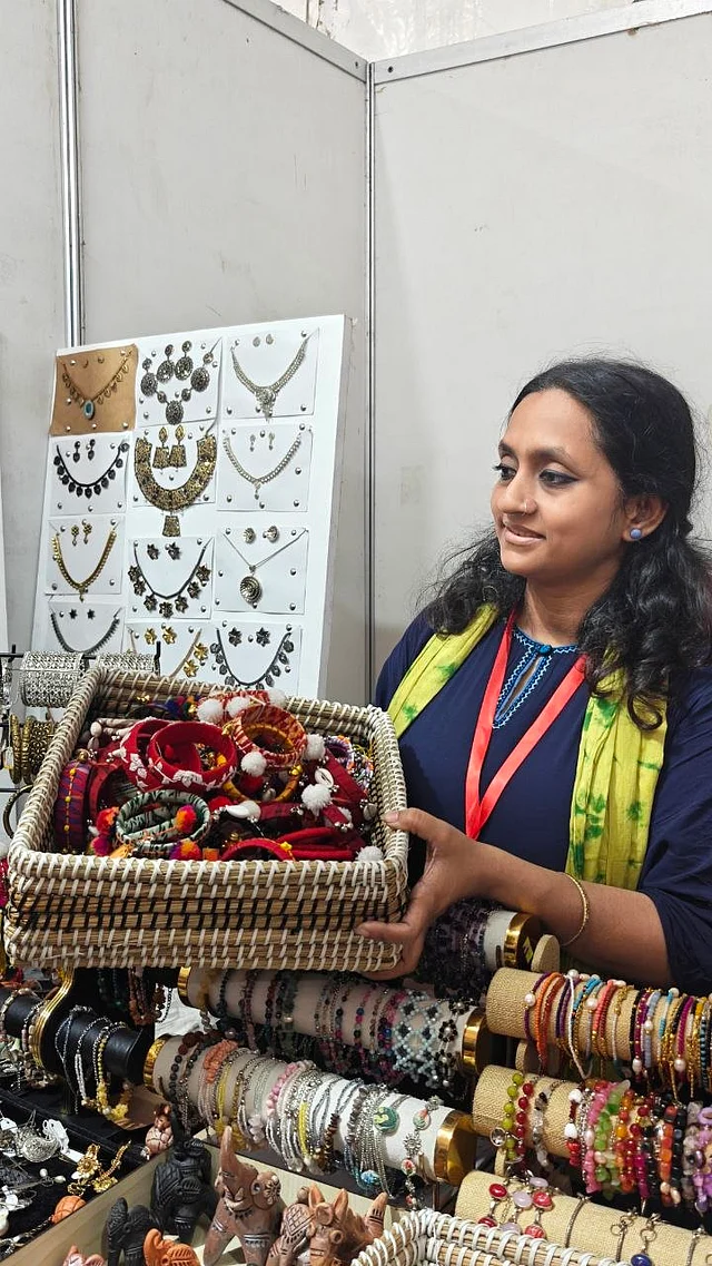 অন্যান্য গয়নার পাশাপাশি চাহিদা ছিল ফেব্রিকের চুড়ির 