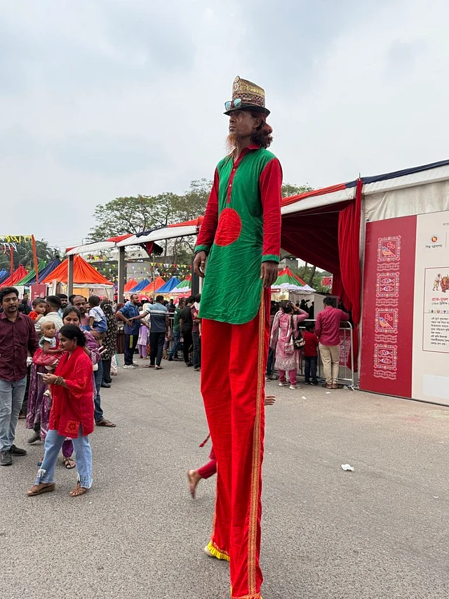 পতাকা থিমের পোশাকে রণপা পড়া এই ব্যক্তি বেশ নজর কেড়েছেন 