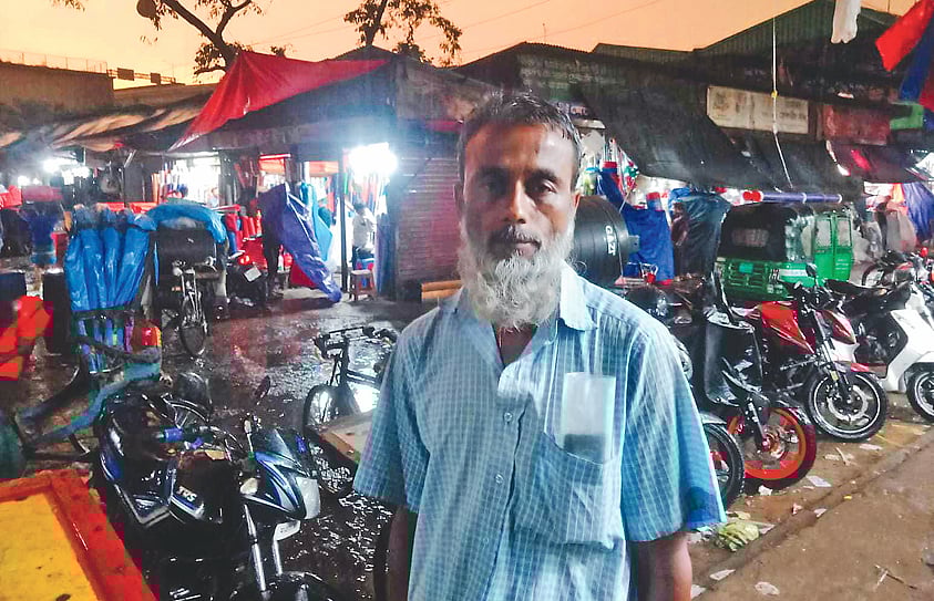 ‘মাস শ্যাষ অইলে ভাড়া দেওন যায় না, ধার করন লাগে'