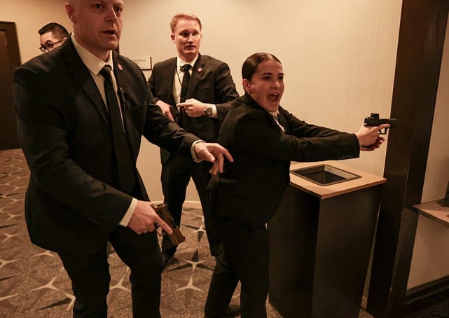 সাংবাদিকদের সঙ্গে নৈশভোজের সময় বিকট শব্দ, সরিয়ে নেওয়া হলো ট্রাম্পকে