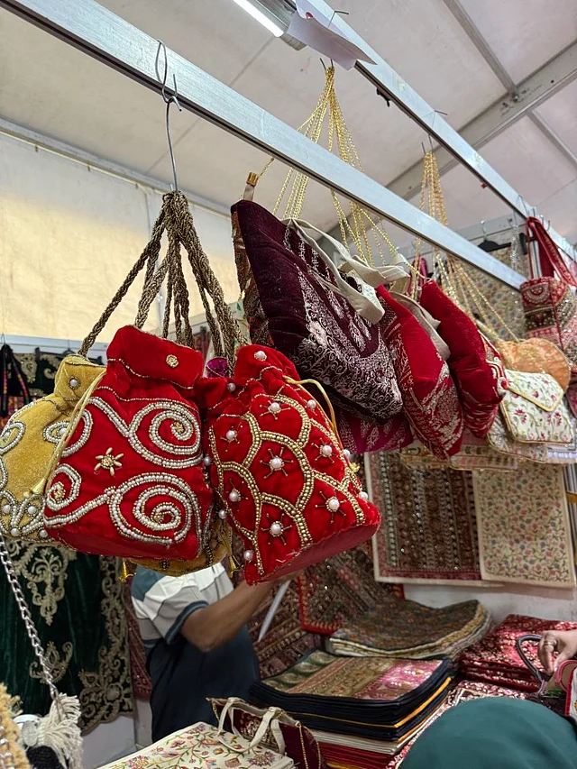 কারুকাজ করা বটুয়া 