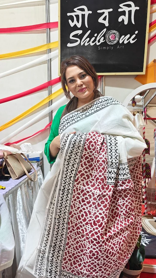 ক্লায়সিক সাদা-লাল শাড়িতে আভিজাত্যের আমেজ 