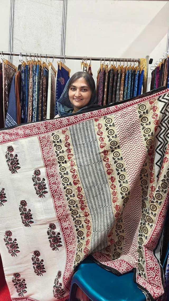 ন্যাচারাল ডাইসহ তাঁতের ওপরে ব্লকের নকশার শাড়ি