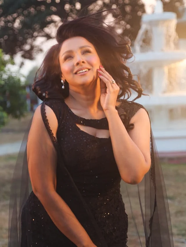 ডার্ক গ্ল্যাম আমেজের অল ব্ল্যাক লুকে রুনা খান 