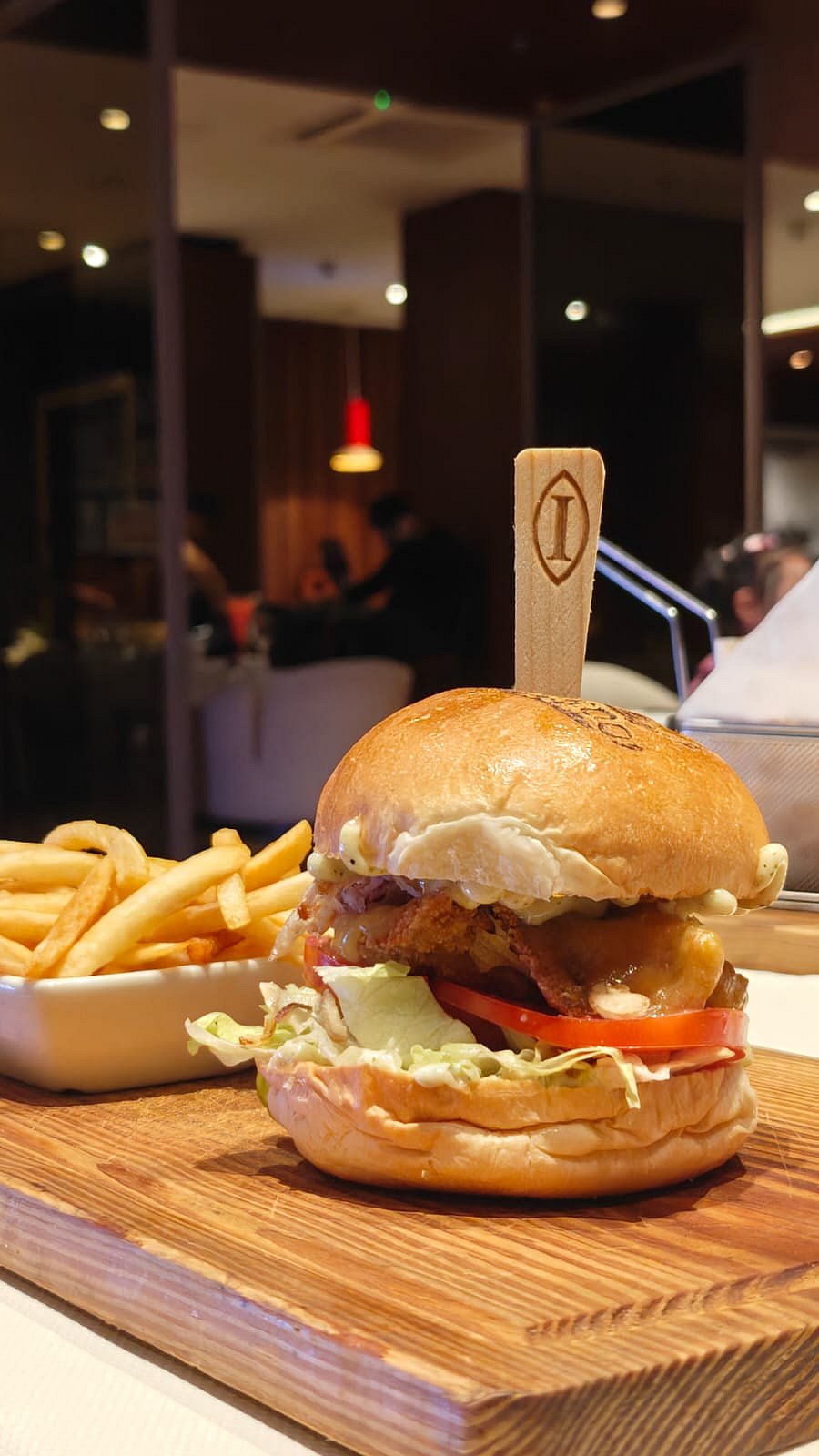 ইন্টারকন্টিনেন্টাল ঢাকায় বার্গারপ্রেমীদের জন্য চলছে বার্গার ব্লিস