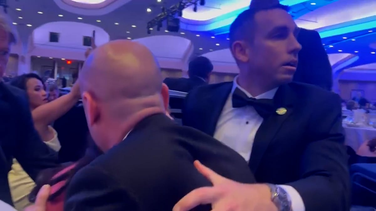 ট্রাম্পের নৈশভোজে গুলি, আতঙ্কিত অতিথিরা