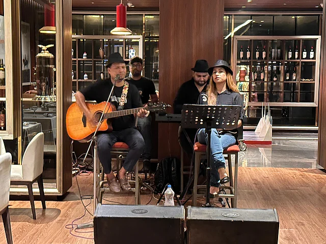 উপভোগ করতে পারবেন লাইভ সঙ্গীতের মূর্ছনা