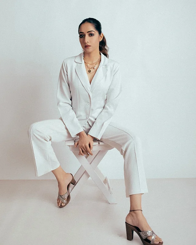সাদা স্যুটের 'বস লেডি' ভাইবে ধরা দিয়েছেন সুন্দরী। এরসঙ্গে পরেছেন স্টেটমেন্ট লেয়ার্ড নেকপিস । পায়ে শোভা পাচ্ছে সিলভার ক্রস-স্ট্র্যাপ জুতা 