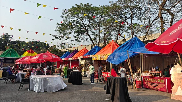 খাবারের স্টলগুলোতে মিলেছে নানা ধরনের সুস্বাদু খাবার ও পানীয়