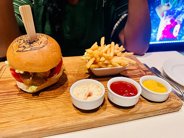 প্রতিটি বার্গারের সঙ্গে পরিবেশন করা হচ্ছে ফ্রেঞ্চ ফ্রাই, কোলস্লো, কেচাপ-মাস্টার্ড