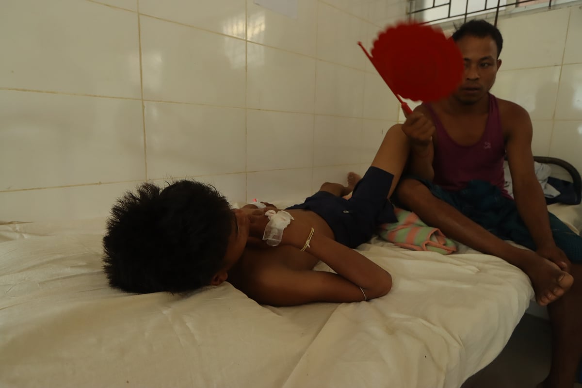 লোডশেডিং চলছে। রোগী ছেলের বিছানার পাশে বসে হাতপাখা দিয়ে বাতাস করছেন বাবা 