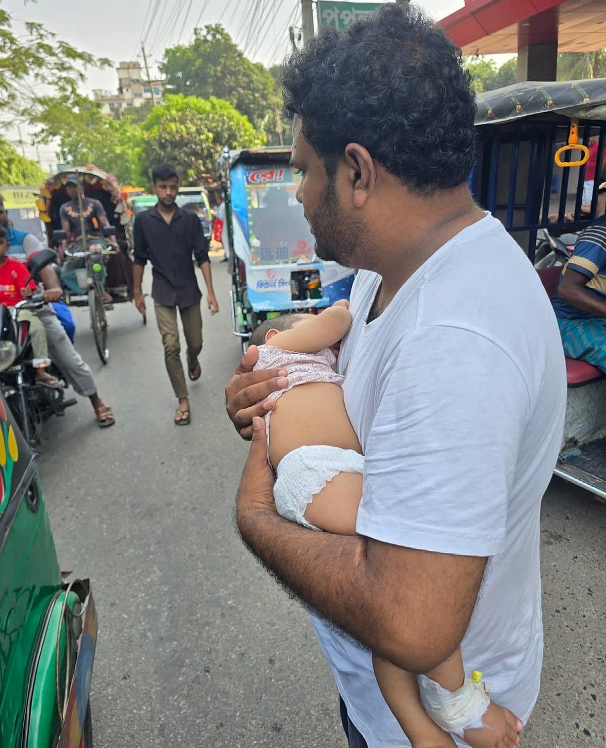 ‘হাম আক্রান্ত ছেলের ছবি ফেসবুকে দিয়ে আয় করতে চাইনি’